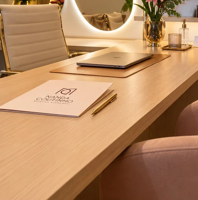 Mesa de avaliação com a pasta da marca Nanda Coutinho